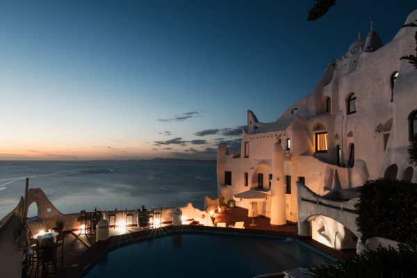 imagem noturna da casa pueblo, no uruguai