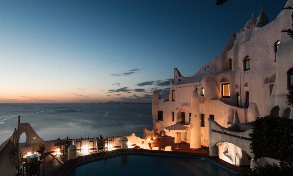 imagem noturna da casa pueblo, no uruguai
